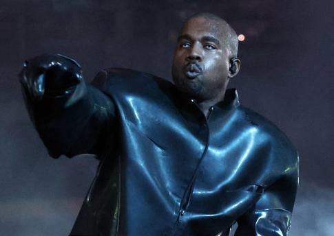 Канье Уэст установил титановый зубной протез