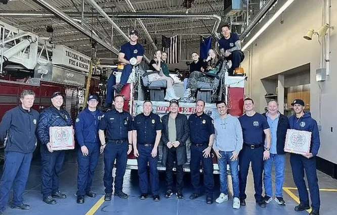 ДЖЕРЕМИ РЕННЕР С МЕДИКАМИ