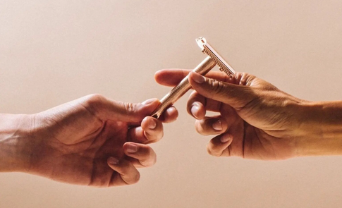 Вросшие волосы и воспаления: почему вам не стоит брить руки