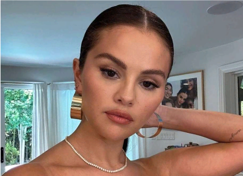 В тапках и без косметики: Селена Гомес появилась на публике в странном виде