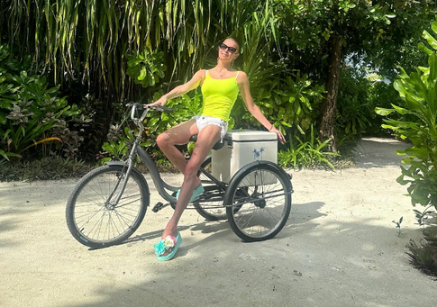 «Мужчин мне хватает»: Волочкова рассказала, с кем улетела на Мальдивы