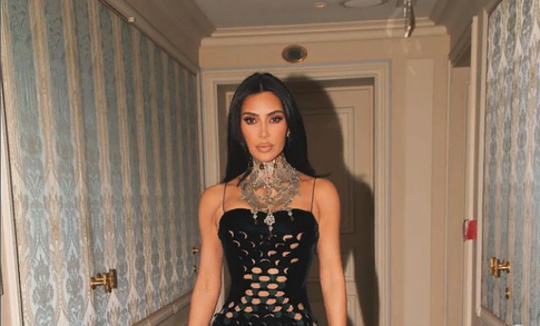 «Это безумие»: Ким Кардашьян в жутких пятнах рассказала о своей болезни