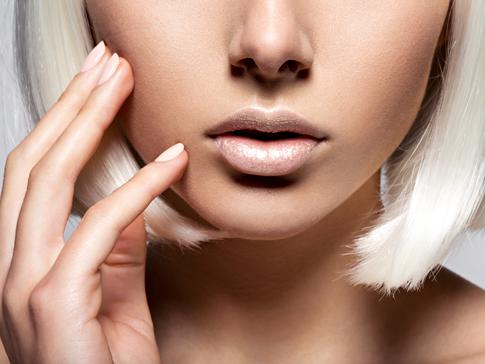 Тональник на губах: макияж прямиком из нулевых