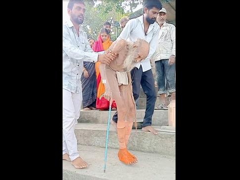 В Индии в пещере обнаружили медитирующего 111-летнего старца