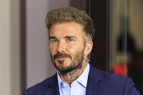 Собаки, куры и пчелы: полураздетый Дэвид Бекхэм показал свою сельскую жизнь