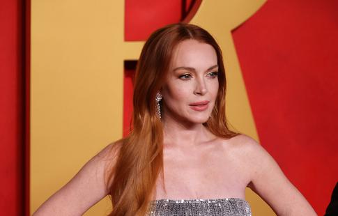 «Неузнаваемая»: папарацци заметили Линдси Лохан на прогулке с семьей