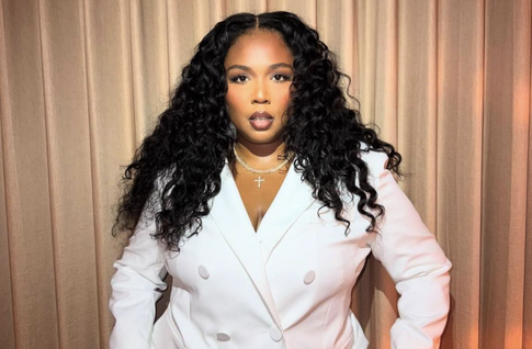 «Мистер Крабс?»: в Сети обсуждают странный хэллоуинский наряд певицы Лиззо