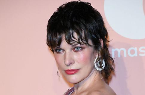 Важный повод: Милла Йовович поделилась редкими снимками с мамой