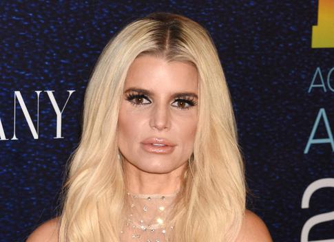 Выход Джессики Симпсон вызвал слухи о ее разводе