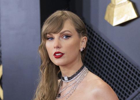 Обнимались и целовались: Тейлор Свифт вместе с бойфрендом посетила бейсбольный матч