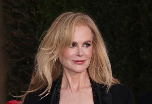 Муж не отходил ни на шаг: Кидман простилась с матерью на церковной церемонии