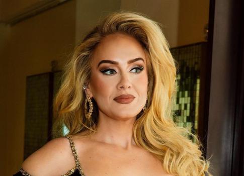 «Это самая болезненная вещь»: Адель чуть не оглохла из-за ушной инфекции