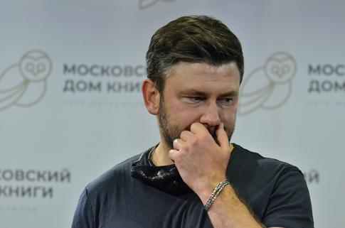 Писателя Глуховского* могут привлечь к уголовной ответственности