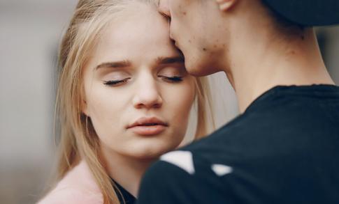 Слишком уверен в себе: 3 «звоночка», что мужчина не умеет хранить верность