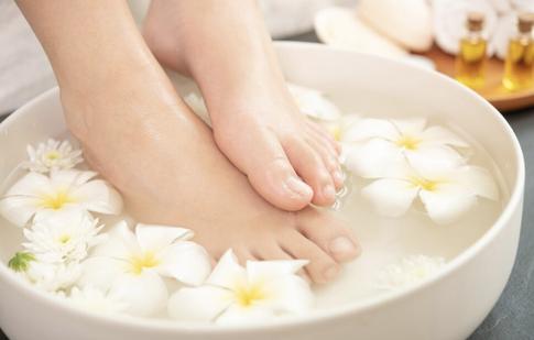 Желтизна, расслоение и другие признаки, что вам сделали плохой педикюр