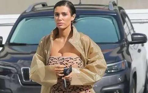 Снова провокация: жена Канье Уэста Бьянка Цензори вышла в магазин в дерзком мини