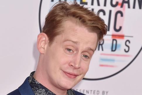 Папарацци заметили 44-летнего Маколея Калкина на шопинге с невестой