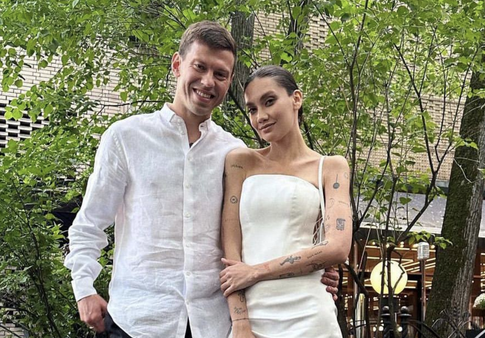 Жена футболиста Смолова поделилась милыми фото с именинницей-дочкой