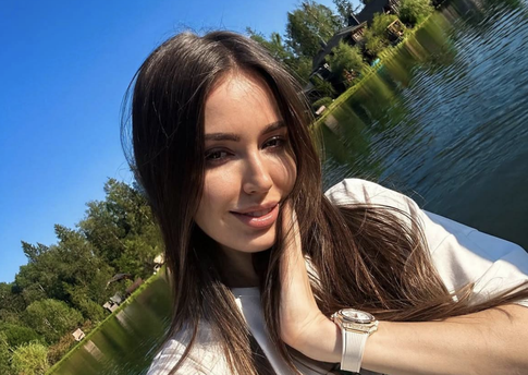 Потребовалась операция: Костенко исполнила мечту 15-летнего брата