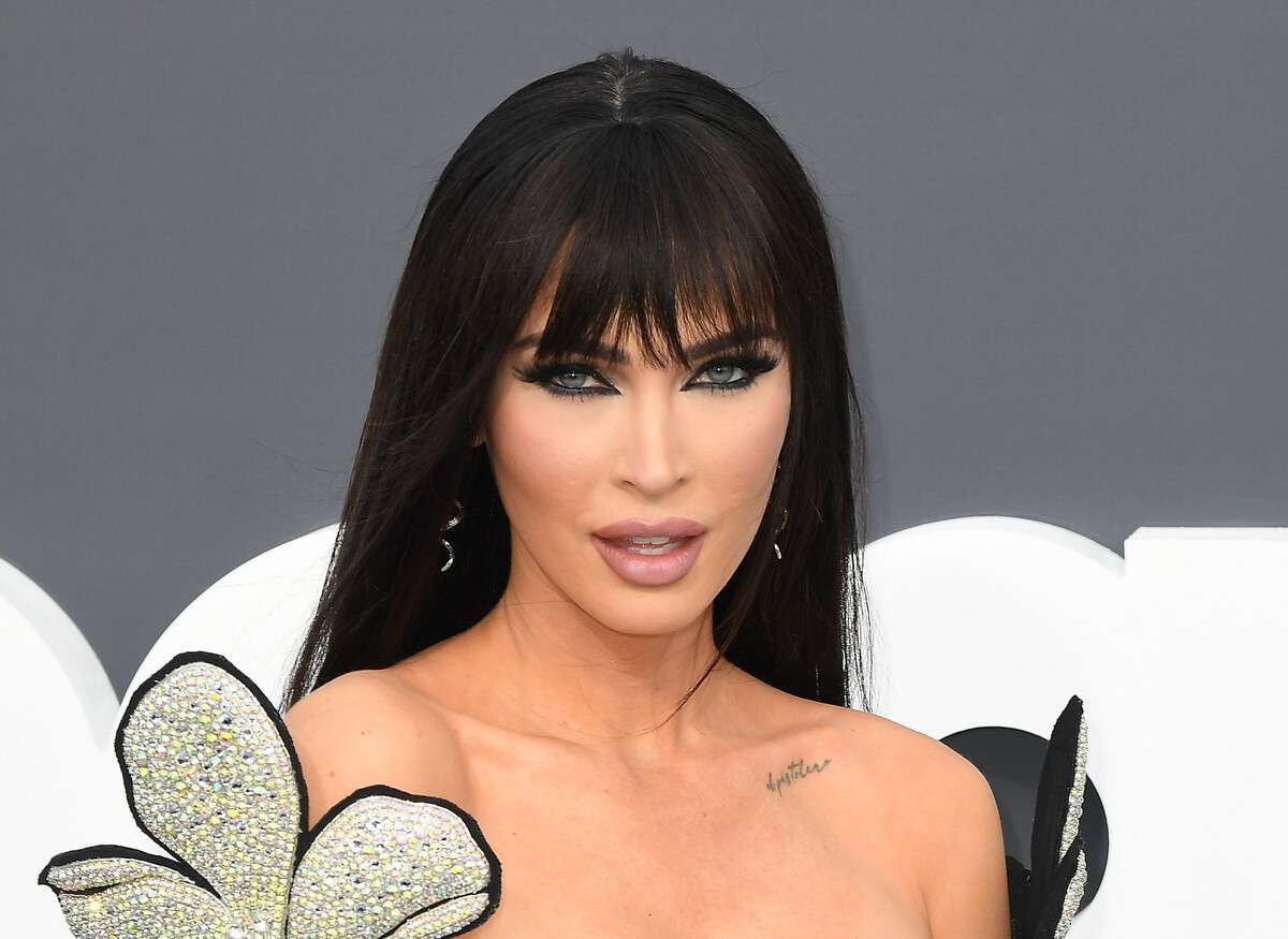 юбка киген жалаңаш есегі бар қыз