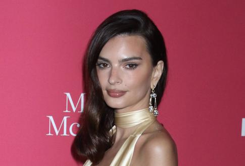 Эмили Ратаковски совершила пробежку в шапке-ушанке и посмеялась над своими парнями