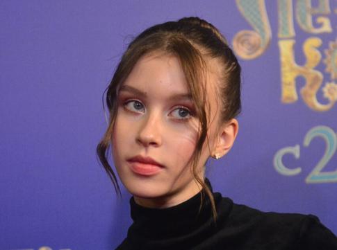 Дочь Пересильд облачилась во «взрослое» платье и смутила подписчиков