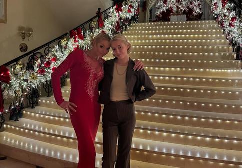 Анастасия Волочкова показала, как украсила особняк к Новому году