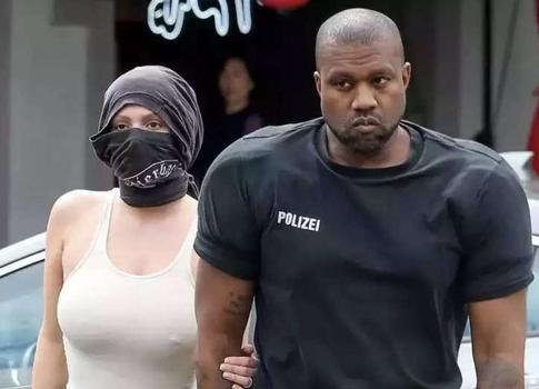 Вызвала переполох: жена Канье Уэста облачилась в «голый» комбинезон