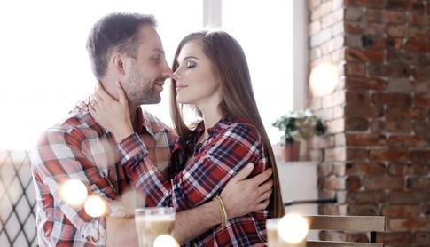 Четыре сигнала мужчинам, по которым они считывают вашу «доступность»