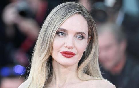 Джоли и Питт официально развелись