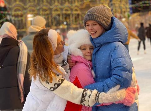 «Как в детстве»: МакSим поделилась милыми фото с дочерьми на катке