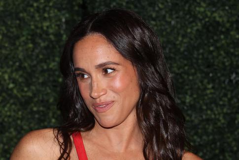 Меган Маркл вышла в свет в соблазнительном наряде без бретелек