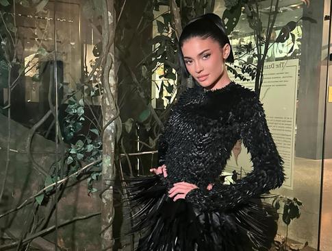 Сюрприз от Кайли Дженнер: редкие фото ее сына среди горы игрушек