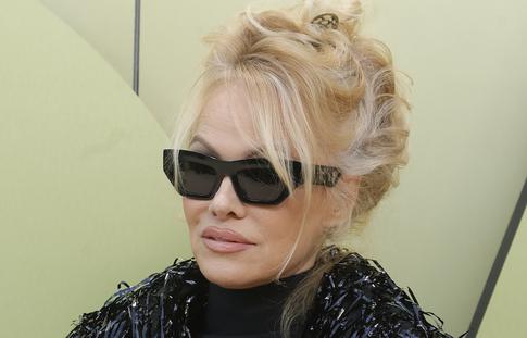 57-летняя Памела Андерсон отказалась от макияжа на церемонии в Нью-Йорке