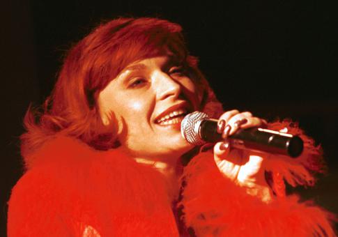 60-летней Алисе Мон приписывают отношения с мужчиной намного моложе ее