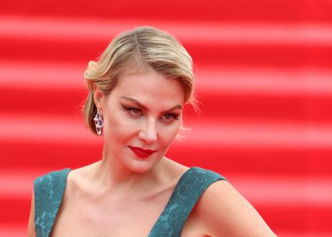 Тайный визит: Рената Литвинова покинула Париж и вернулась в Москву