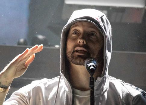 Эминем своеобразно нарушил молчание по поводу смерти матери