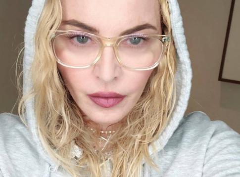 Собрала всю семью: Мадонна опубликовала фото с отцом и шестью детьми