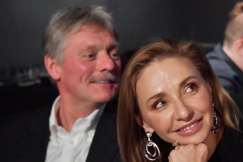 Облаченная во все черное Татьяна Навка вывела в свет Дмитрия Пескова