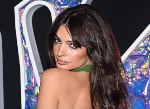 33-летняя Эмили Ратаковски предстала в шелковом нижнем белье