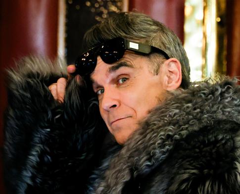 Седовласый Робби Уильямс показал своих детей, занятых важным делом