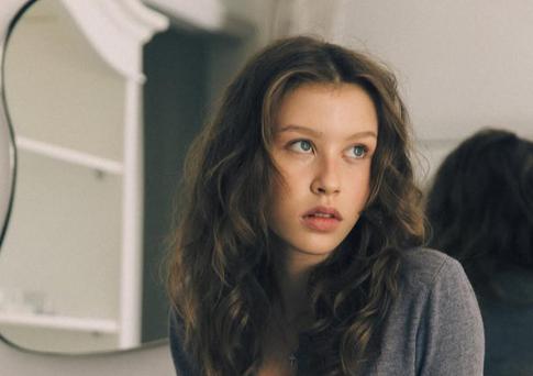 Попросила оставить ее в покое: 15-летняя дочь Юлии Пересильд рассталась с бойфрендом