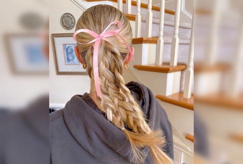 Косички и французский стиль: трендовые укладки весны 2024, которые вы легко повторите сами