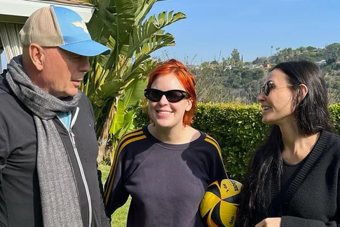 Деми Мур воссоединилась с тяжелобольным Уиллисом в день рождения дочери