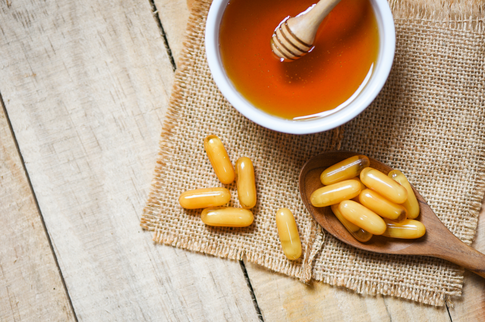 Повышает либидо, улучшает сперму, облегчает менопаузу: почему стоит принимать пчелиное молочко