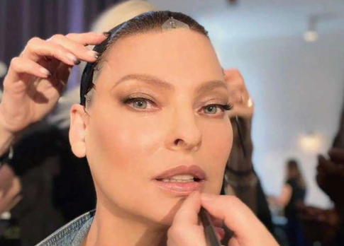 «Не думала, что буду работать»: Линда Евангелиста показала шрамы после рака груди