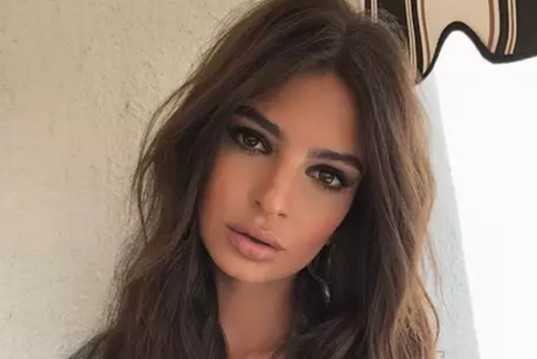 Эмили Ратаковски показала, что сделала с помолвочным кольцом