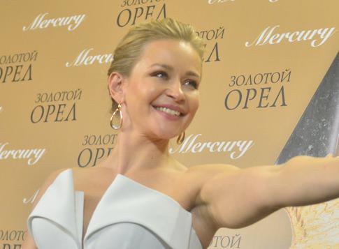 Пересильд в откровенном мини удивила фанатов в Китае