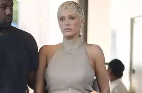 Бьянка Цензори приспустила яркие колготки на публике