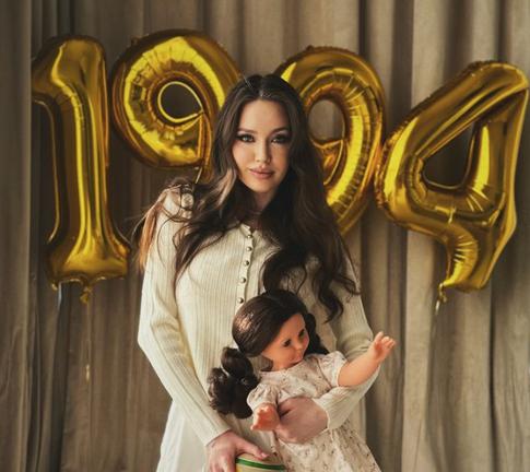 «С днем рождения, родная»: Тарасов поздравил Костенко с юбилеем